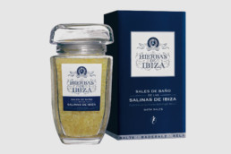 Sales de baño naturales de las salinas de Ibiza de la marca Hierbas de Ibiza perfumes